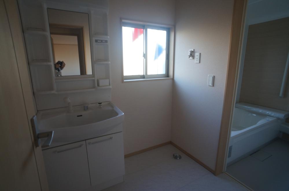 Wash basin, toilet. Indoor (11 May 2013) Shooting