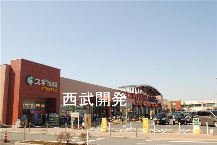 Shopping centre. Until Unikusu 2220m