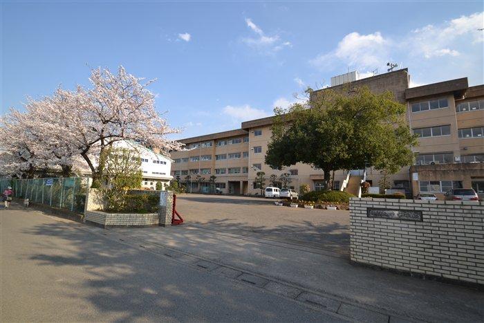 Junior high school. 820m to Kawagoe Sand corn junior high school