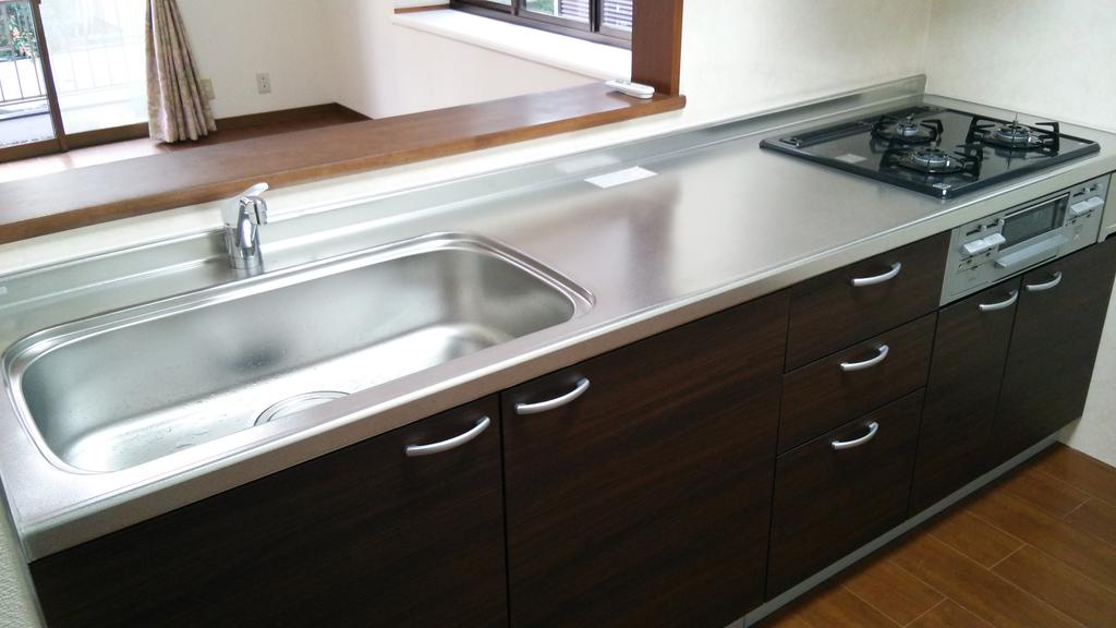 Kitchen. Chic system kitchens with a brown base.