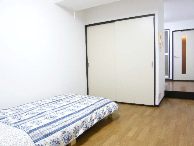 Living and room. 6 Pledge of Western-style