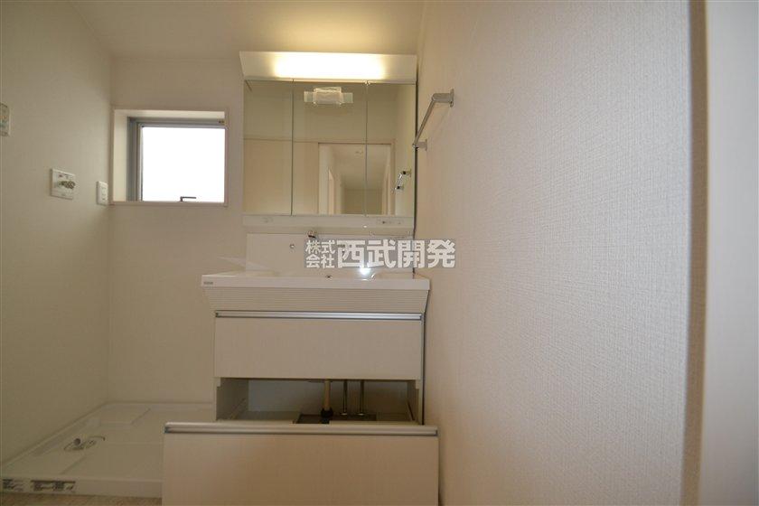 Wash basin, toilet. Indoor (12 May 2013) Shooting