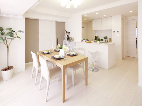 Room and equipment. Cherish the texture to give, And texture on not only to the real thing considering the origin regression of residence, Bring air feeling was overlapping the material aged residence. That's what, You crowded wrapped in flexible precious living space of the future begins with family. (living ・ dining ・ kitchen / B type (select plans that took the partition of LDK / Application deadline Yes ・ Shooting free of charge) in July 2012)