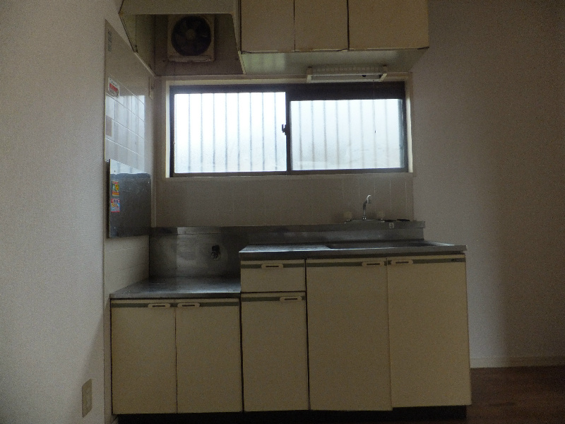 Kitchen. Gas stove 2 burners installed Allowed