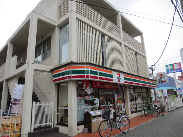 Convenience store. 300m to Seven-Eleven (convenience store)