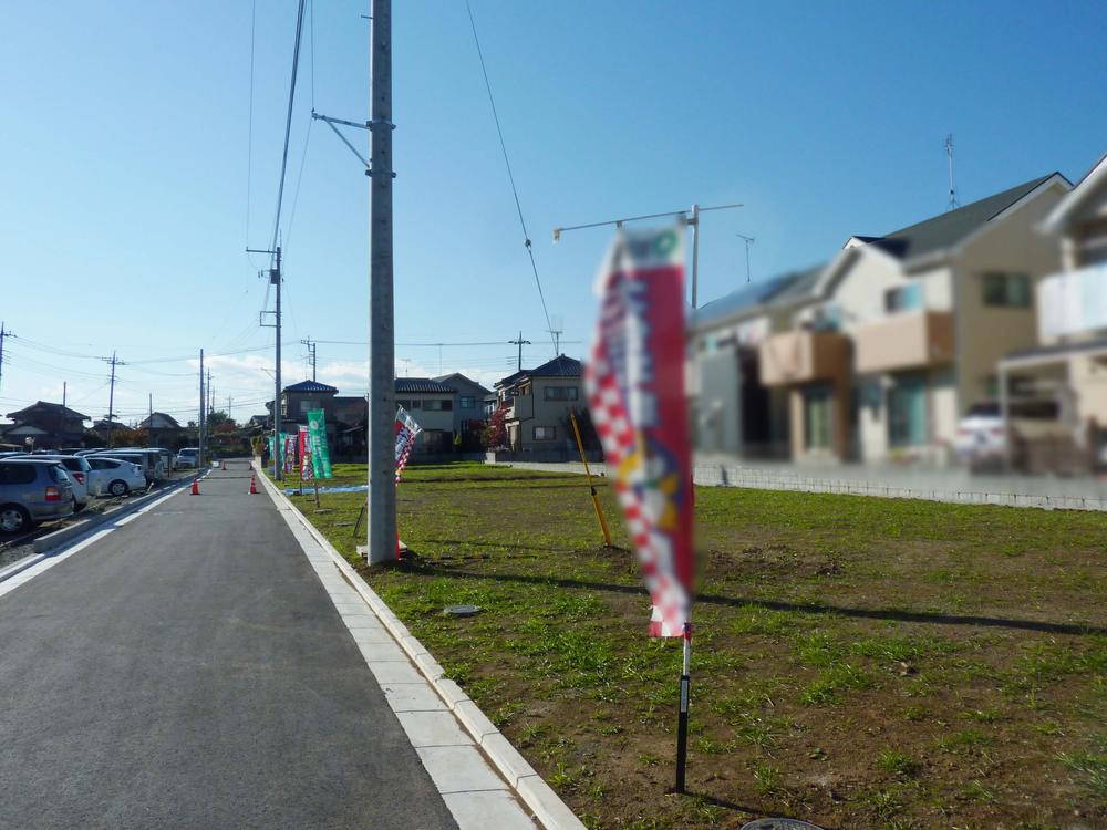 Local photos, including front road. Local (11 May 2013) Shooting It is flat land of the entire south road. 