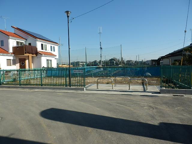 Local photos, including front road. Local (12 May 2013) Shooting