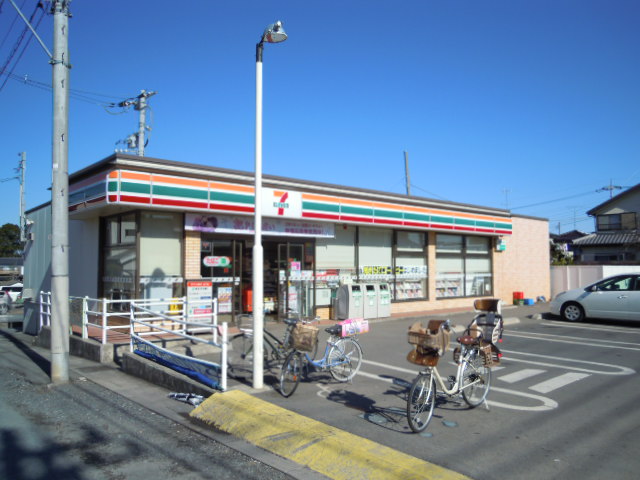 Convenience store. 580m to Seven-Eleven (convenience store)