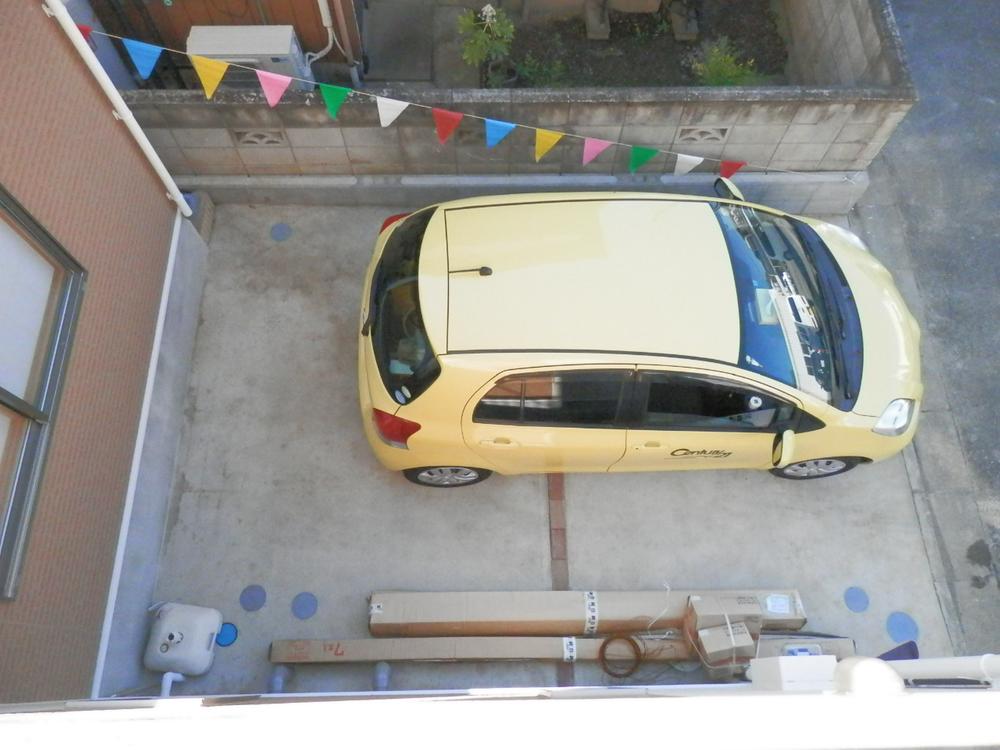 Parking lot. Local (12 May 2013) Shooting There is a room quite Toyota Vitz.