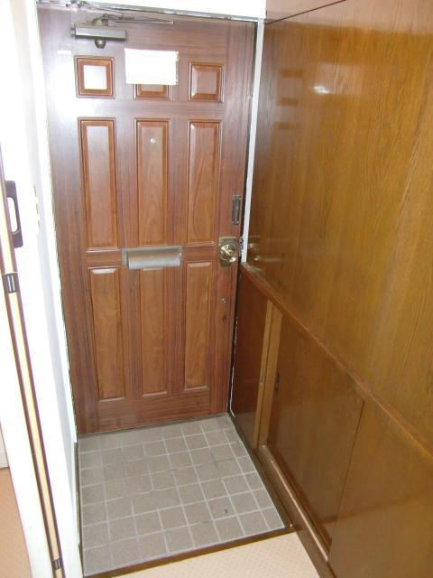 Entrance. Entrance ・ Shoebox
