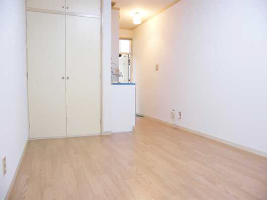 Other room space. Western-style 6 Pledge There closet