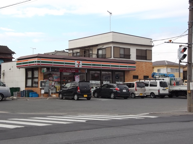 Convenience store. 800m to Seven-Eleven (convenience store)
