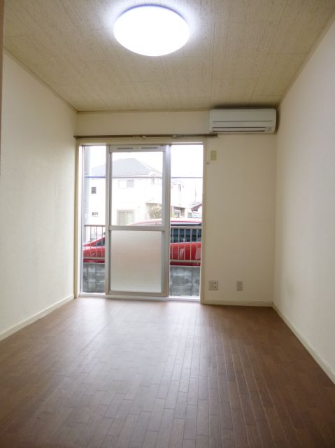 Living and room. Also it comes with air conditioning equipment in the living.