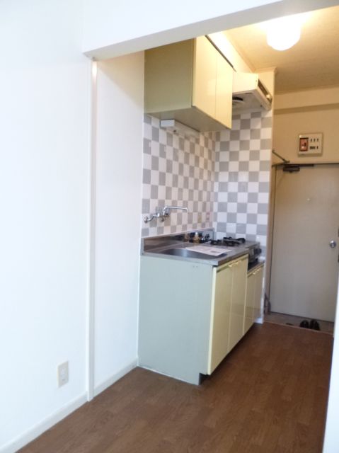 Living and room. It is balanced room of balance.