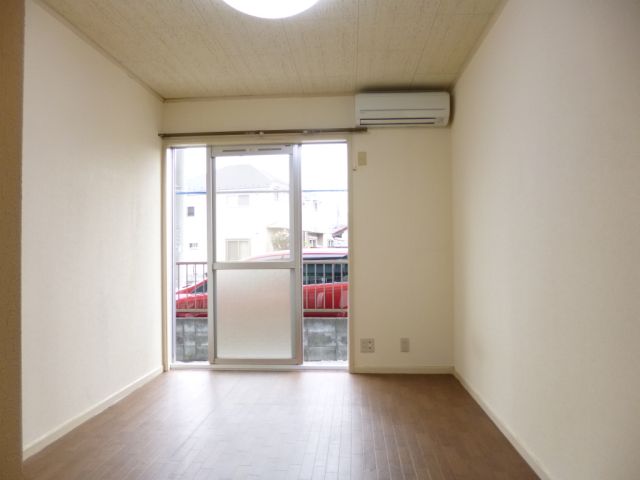 Living and room. Light is an Internet Unlimited free.