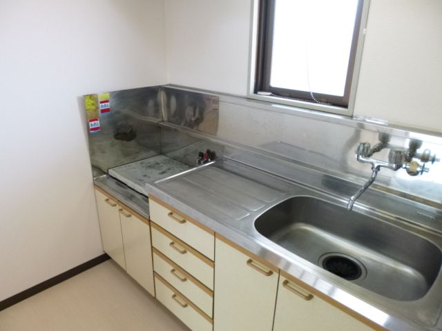 Kitchen. 2-neck is a gas stove can be installed.