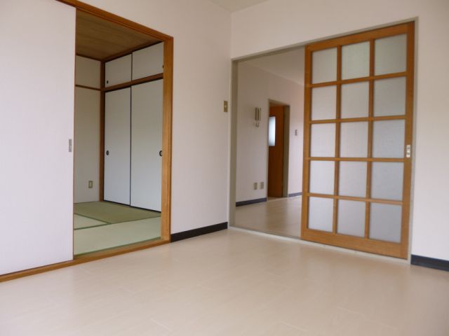 Living and room. Viewed from a Western-style, It is the state of the room. Spacious and has