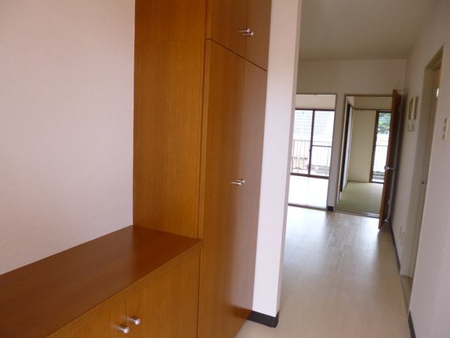 Entrance. Shoes with a height such as boots can also be comfortably accommodated