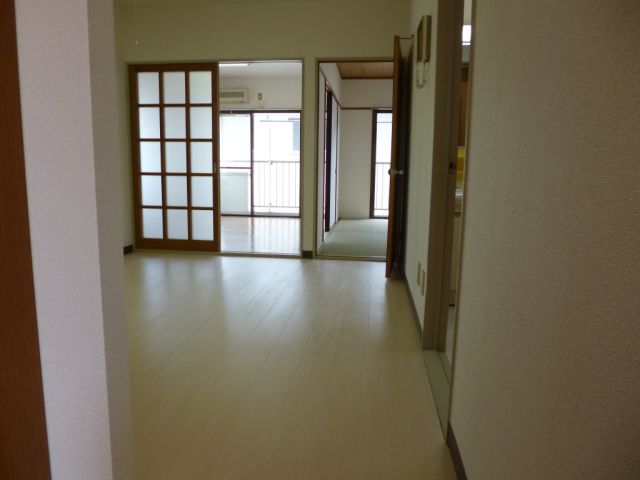 Kitchen. It is seen from the front door, It is the state of the room