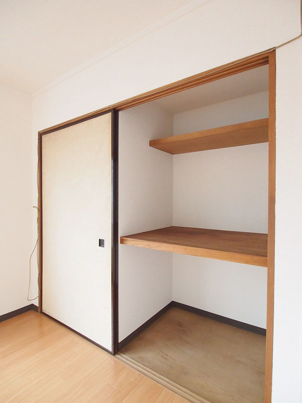 Receipt. Western-style storage space right.