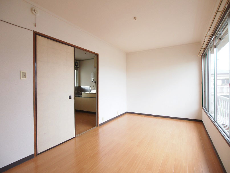 Living and room. Western style room, Wide wide sash and with security shutters of the area.