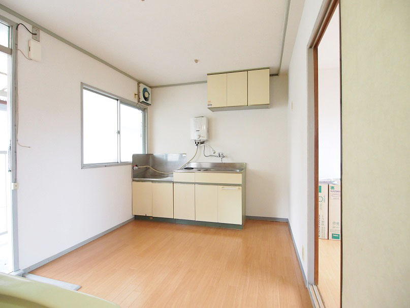 Living and room. 6 Pledge dining space.