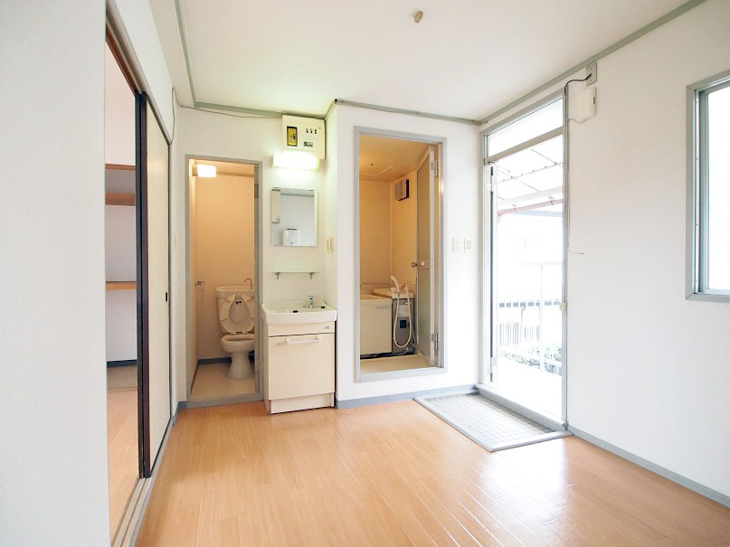 Living and room. dining, Independent wash basin type.