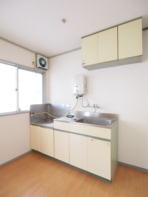 Kitchen. Gas stove installation Allowed, Storage-rich kitchen.