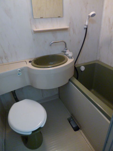 Bath. Cleaning is easy to unit bus.