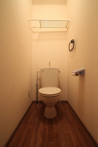 Toilet. Apamanshop Tsurugashima shop TEL: 049-233-7511