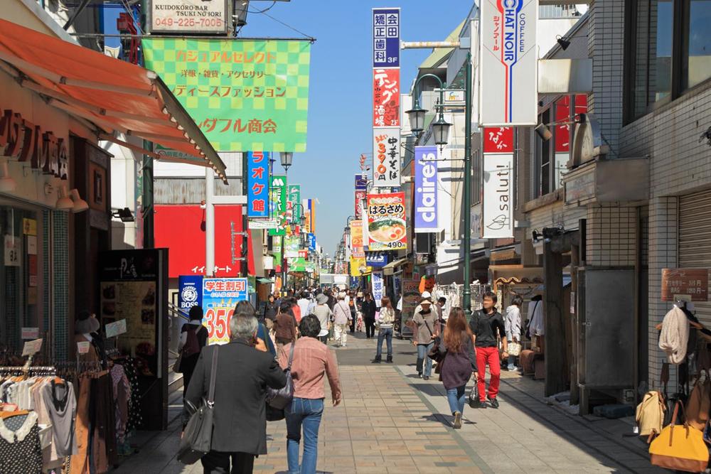 Streets around. 380m until Claire Mall