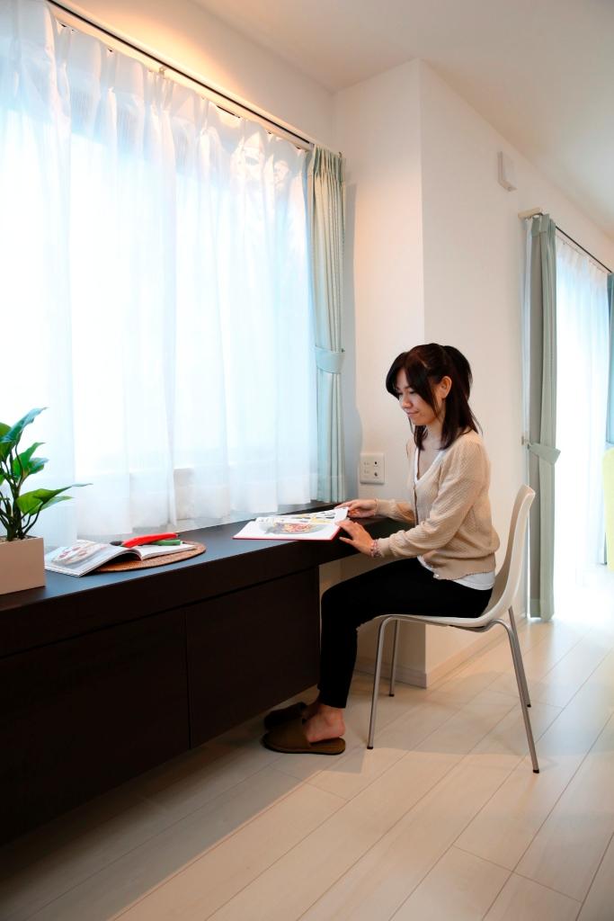 Other introspection. Workshop of Mrs. counter housewife. To manage recipes put such as personal computers and bookshelf, Or the ironing. This is useful space that can be used as a wide variety of applications.