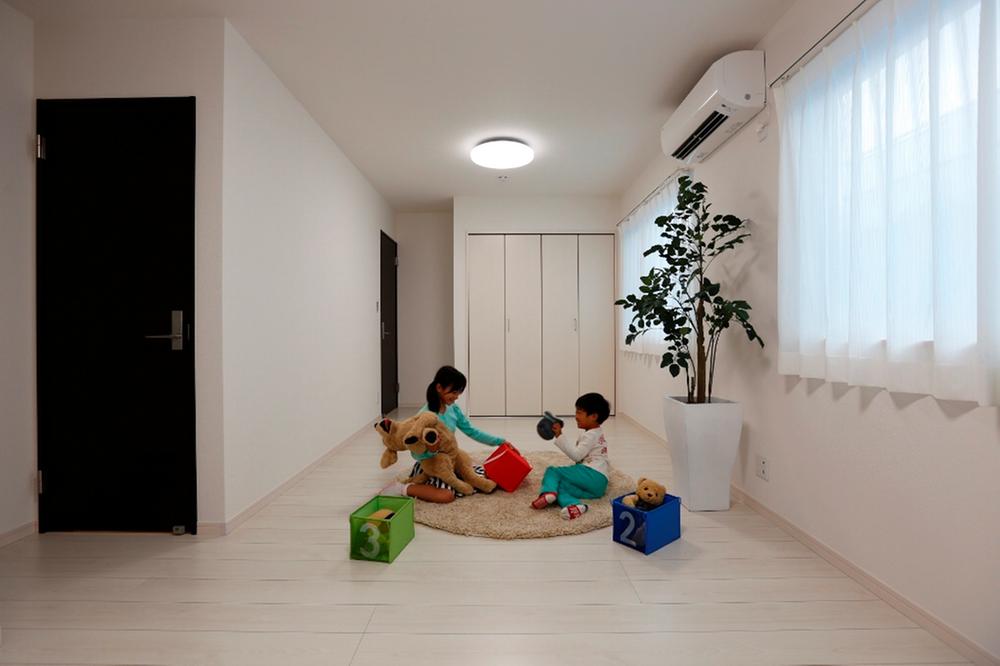 Other introspection. Children's room, Flexible Western-style room that can be used, separated. Among the children is small, used as a large space, And growth can also be used, separated in two rooms when you hear want to have their own room.