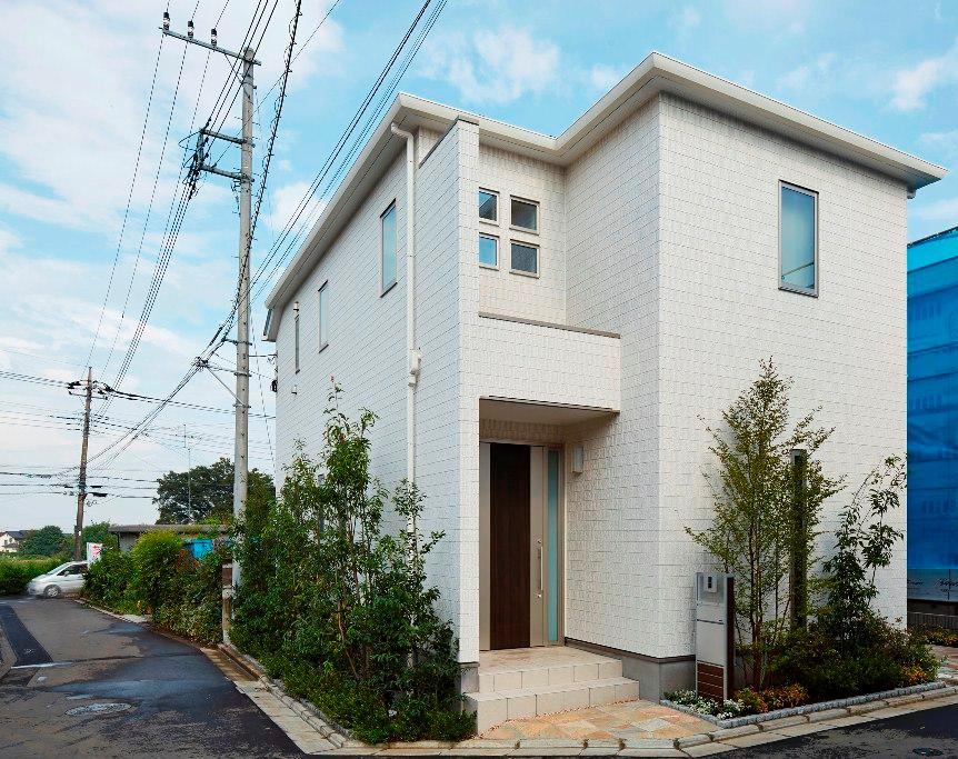 Local appearance photo. And the outside of the subdivision have people green and flowers are planted, It shows a variety of facial expressions.