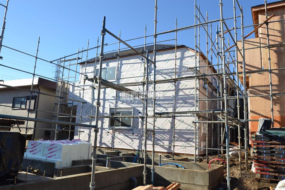 Local photos, including front road. Local (12 May 2013) Shooting Building 3