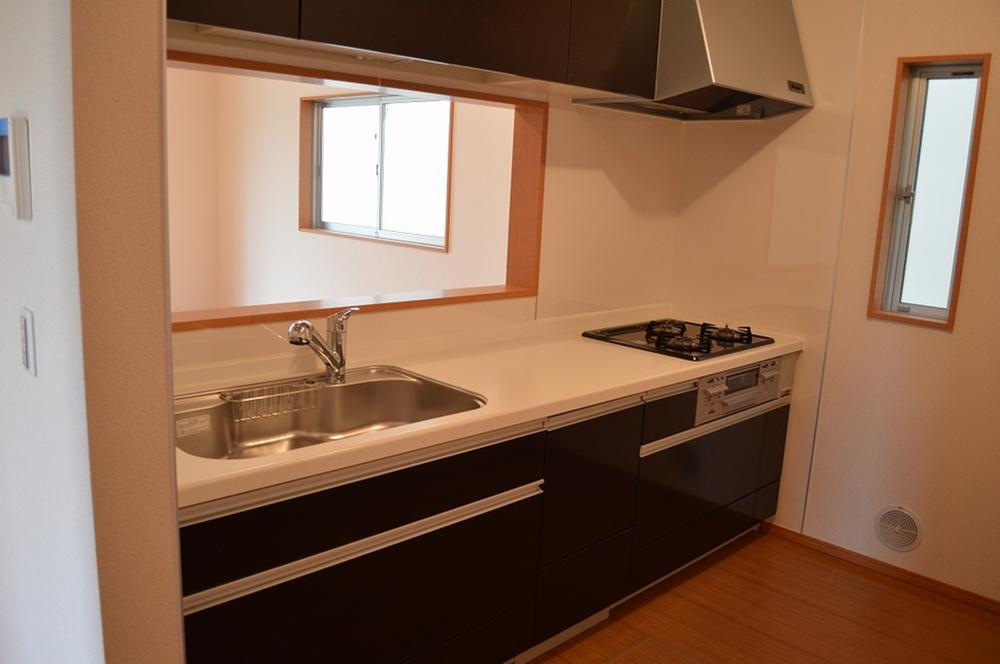 Kitchen.  ■ You can housework while looking at the face of the face-to-face system Kitchen family. Storage is also abundant. 