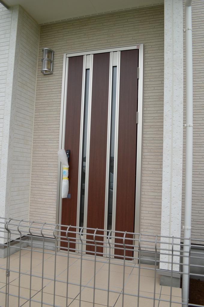 Entrance. Card key support Convenient and crime prevention surface is also safe. 