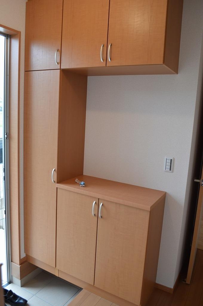 Receipt.  ■ Shoebox of large capacity