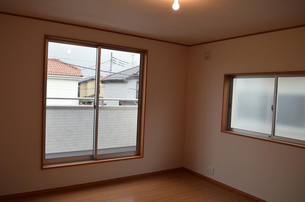 Non-living room. Enter plenty of clothes because there is also a walk-in closet on the second floor of the Western-style of Building 2. 