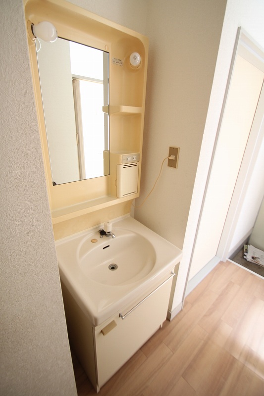 Washroom. Independent wash basin