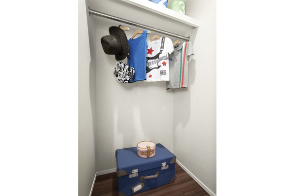  [Walk-in closet]  ※ Western-style as well as two volumes, Walk-in closet, which was stuck to the functionality and storability. Such as clothing out and shelves of arrangement, It has been designed from the perspective of those who use