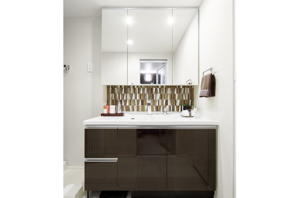 Directions to the model room (a word from the person in charge)