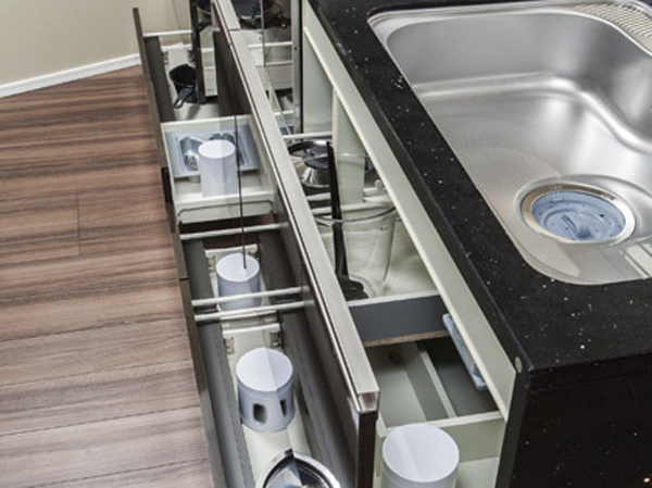 Kitchen.  [Slide cabinet] And pulled out a whip in one hand, Be taken out easily slide cabinet thing in the back. And out of the cleaning and cooking utensils are easy to shape. (M type, etc.)