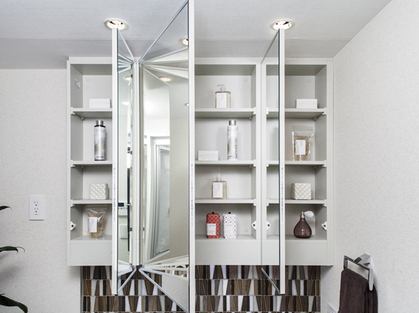 Bathing-wash room.  [Three-sided mirror back storage] Other toothbrush and toothpaste to use morning and evening, It is housed in the brush and cosmetics refreshing Maeru Kagamiura. Perfect tightness without a flat-screen housed in a small storage.
