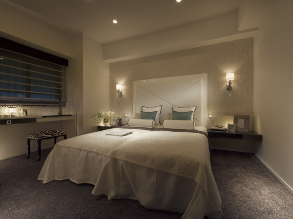 Interior.  [Master bedroom] The main bedroom of chic atmosphere to spend calm time. Comfortable space that connects the beginning and the end of the day.