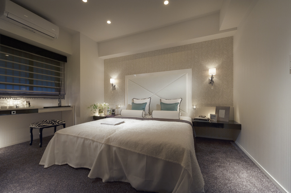 Still room also put a double bed. Room clean with a walk-in closet with seasonal clothing and suitcase entering Ease, It is pleasantly greeted in the morning