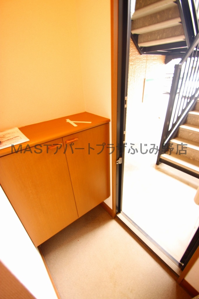 Entrance. ■ Same apartment It is similar to photo