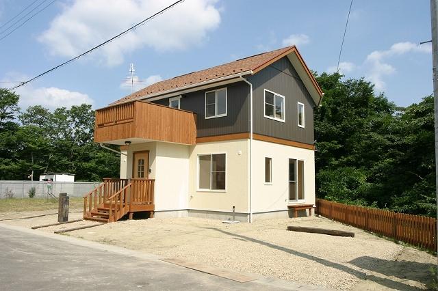 Local photos, including front road. Reference: construction cases