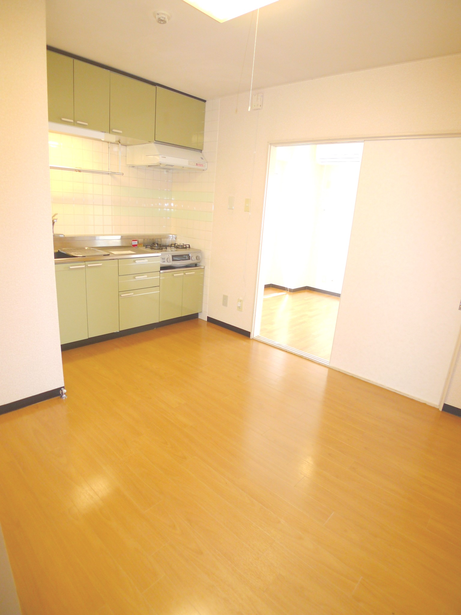 Living and room. DK also spread