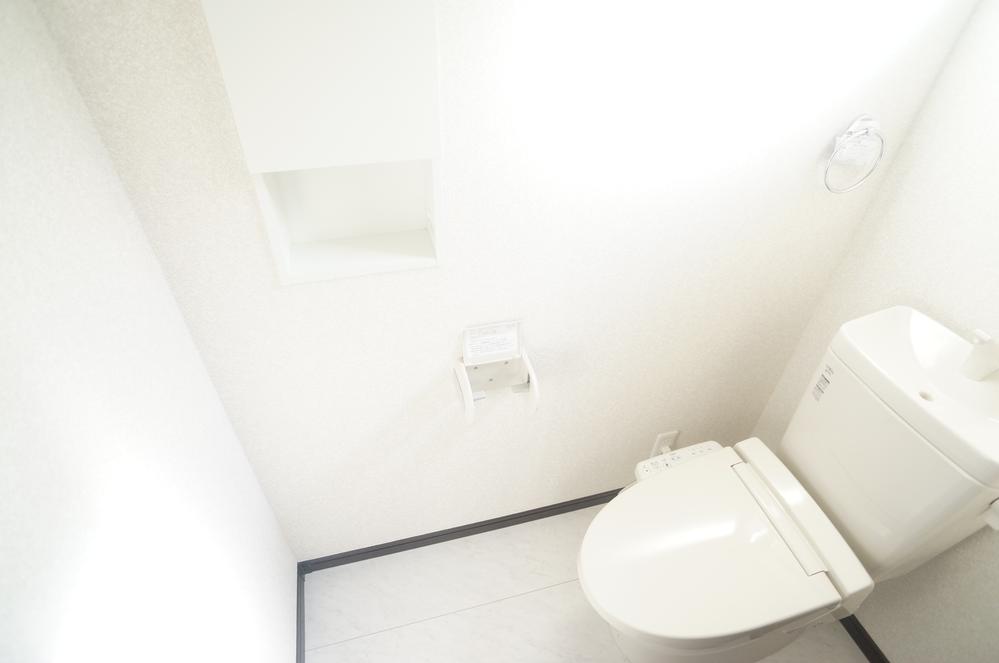 Toilet. Indoor (11 May 2013) Shooting